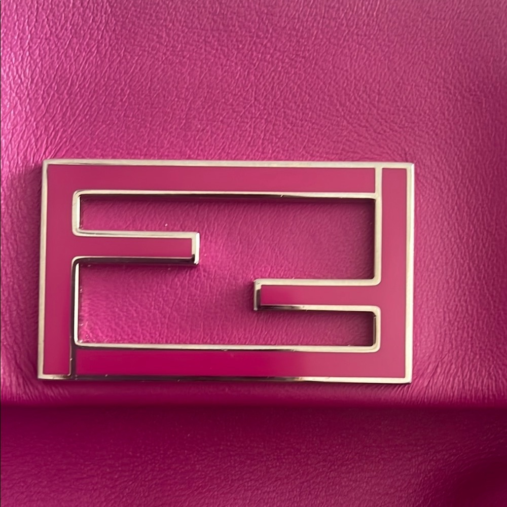 📍SOLD📍Fendi Magenta Shoulder Bag with Silver Chain Detail - Picture 3 of 14